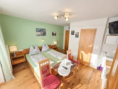 Gemütliches Bett im Doppelzimmer der Ferienwohnungen Luttinger