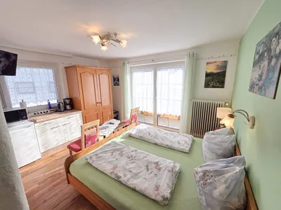 Gemütliches Bett im Doppelzimmer der Ferienwohnungen Luttinger